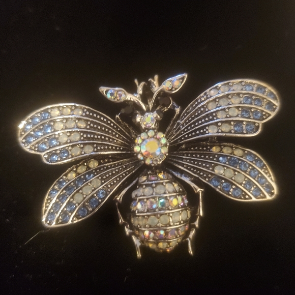 New Rhinestone Bee Brooch. - Picture 12 of 16